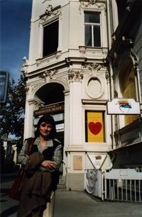 Ana María Allendes frente al teatro de las Marionetas de Salzburgo: el sueño realizado. (Foto A: Santibáñez).