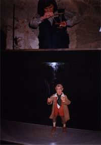 En el Museo de la Fortaleza de Salzburgo: poner a prueba la habilidad para manipular muñecos. (Foto A: Santibáñez).